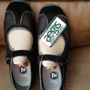 NWT MERRELL BLACK SIZE 9